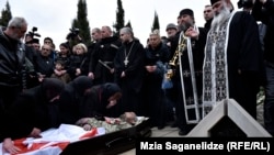 ​​Отец погибшего поблагодарил власти за то, что тело его сына упокоилось именно на братском кладбище в Мухатгверди