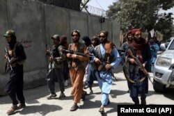 Talibanski borci patroliraju u Kabulu, 18. avgusta 2021.