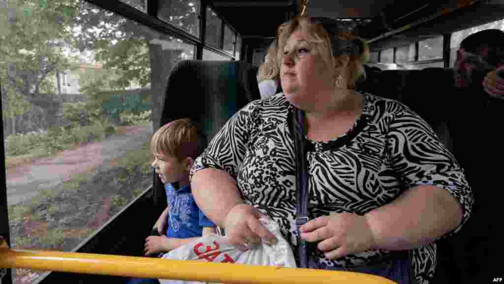 Nadja Gavrilova is a távozók között volt. Ő négy kisgyermekével hagyta el a Dnyipropetrovszki terület keleti határvidékét, amely felé az oroszok közelednek. "Nem rejtegethetjük tovább a gyerekeket, kockáztatva az életüket. Mennünk kellett" - mondta a 33 éves nő az AFP-nek