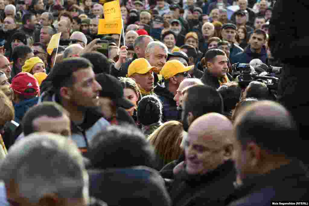 პარლამენტის წინ ხალხმრავლობაა.