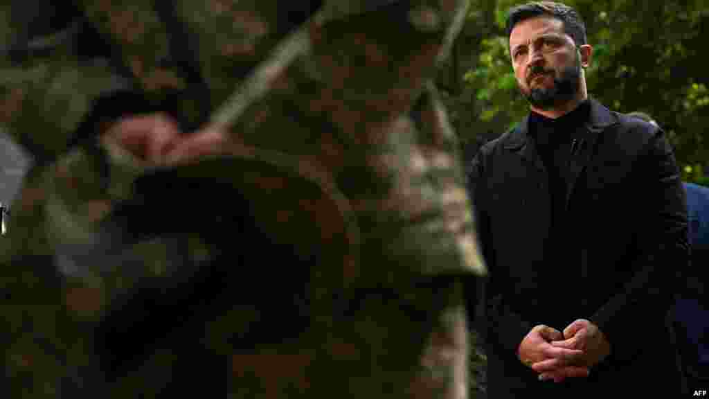 Ukrajinski predsednik Volodimir Zelenski sastaje se sa ukrajinskim trupama u vrtu Downing Street-a 10 tokom posete Londonu.