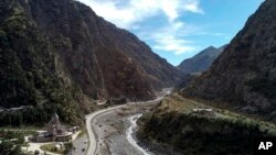 Defileul Dariali, din Georgia, la granița cu F. Rusă. 