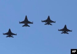 Aeronave militare survolând Washingtonul în onoarea președintelui Poloniei.