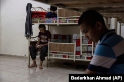 Maloljetnici povezani s "Islamskom državom" u "rehabilitacijskom centru" izvan Kamišlija, Sirija, utorak, 11. maj 2023.