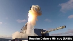 Lansarea unei rachete de croazieră de atac terestre de înaltă precizie Kalibr de pe fregata Amiral Gorșkov, ca parte a exercițiului militar Grom-2019. Rusia deține mai multe submarine înarmate cu rachete de croazieră Kalibr.