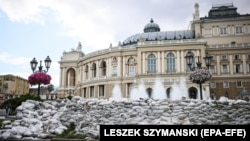 Teatrul Național Academic de Operă și Balet din Odesa, protejat de saci umpluți cu nisip, 22 iunie 2022.