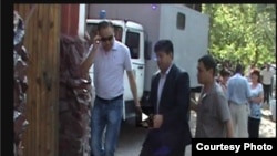 Равшана Сабирова ведут в Первомайский суд Бишкека, 6 июля 2012 года.