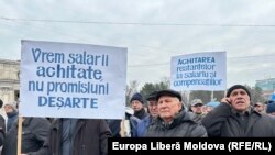 Lucrători ai Căilor Ferate din Moldova protestează la Chișinău în fața Guvernului, cerând achitarea restanțelor salariale, 14 februarie 2025.