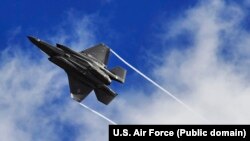 Un avion de luptă F-35 Lightning II efectuează o manevră deasupra bazei Luke Air Force Base, Arizona, SUA, în data de 12 septembrie 2016.