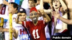 Фанаты на матче между футбольными командами «Актобе» и Hedd (Норвегия). Актобе, 26 июля 2013 года.