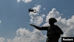 Premierul Ucrainei, Denîs Șmîhal, a anunțat recent că, numai în acest an, guvernul de la Kiev a alocat 40 de miliarde de grivne, adică aproape un miliard de dolari, pentru producția de drone autohtone. Foto: un soldat ucrainean lansează o dronă lângă Zaporojie, 4 august 2023