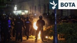 Protesta të dhunshme në Bukuresht pasi politikani prorus përjashtohet nga gara presidenciale 