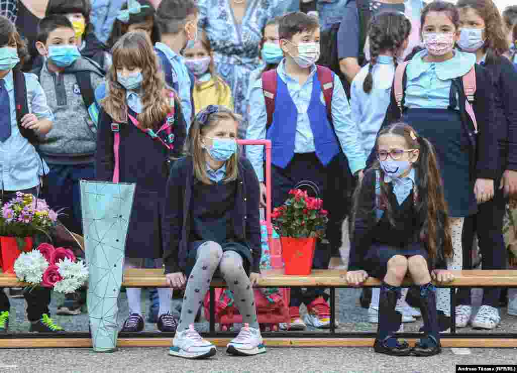 Noul an școlar a început pentru elevii din București cu emoții și bucuria revederii colegilor și a profesorilor, însă pentru&nbsp;2.400 de elevi din 11 localităţi din județele Satu Mare, Arad, Sălaj, Dolj şi&nbsp; Teleorman, cursurile&nbsp;se vor desfășura online.