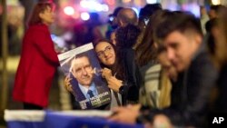 ნიკუშორ დანის მხარდამჭერი მისი პლაკატით ხელში