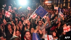 Tüntetők Tbilisziben 2024. május 9-én