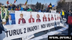 Fotografiile judecătorilor CCR, peste care e tipărit cuvântul „trădători”, au fost afișate la protestul de vineri din Piața Victoriei al simpatizanților lui Călin Georgescu.
