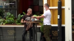 Ракување, гушкање, бакнување, со задршка