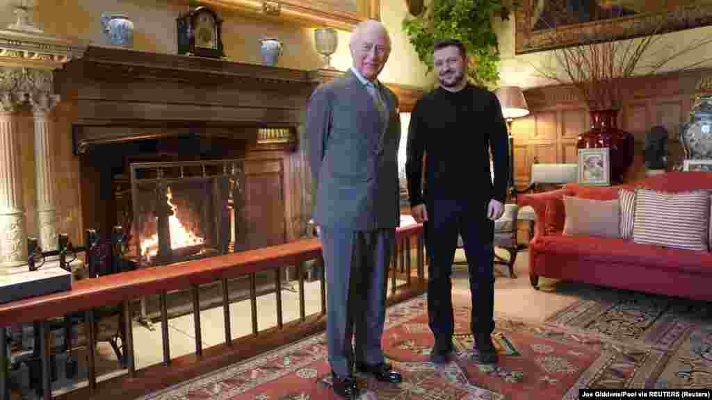 Volodimir Zelenszkij találkozott III. Károly királlyal Sandringhamben, miután részt vett az európai vezetők csúcstalálkozóján az ukrajnai háború befejezéséről. A király korábban már kifejezte támogatását Zelenszkij és Ukrajna iránt, mondván, hogy az ország &bdquo;leírhatatlan agressziót&rdquo; élt át, miután Oroszország &bdquo;provokálatlanul megtámadta a földjét&rdquo;