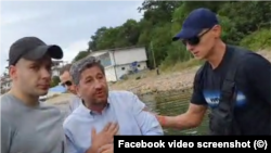 Скрийншот от живото излъчване на опита на Христо Иванов да стъпи на плажа до имота на Ахмед Доган