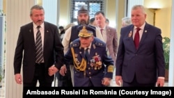 Generalul maior în retragere Radu Theodoru (centru), la sediul Ambasadei Rusiei în București, pe 20 februarie 2025.