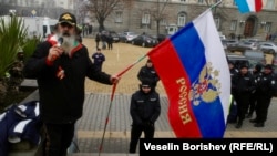 Участник в протеста срещу членството на България в еврозоната в София на 26 февруари 2025 г.