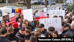 Акция протеста в поддержку Александра Нестеровского перед зданием суда Буюкан, 19 марта 2025 года
