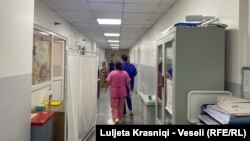 Mjekë dhe infermierë shihen duke ecur korridoreve të Klinikës së Pediatrisë.