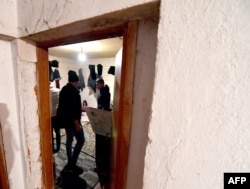 Terenski timovi Save the Children na sedmičnom nivou identifikuju od 10 do 25 porodica sa djecom koje borave u napuštenim kućama u blizini granice sa Hrvatskom, kao i do 50 dječaka koji putuju sami (na fotografiji migranit u jednoj od napuštenih kuća u selu Bosanska Bojna, u blizini hrvatske granice)