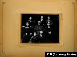 გაბუნიების ოჯახი. ბარბარე დგას ცენტრში, მამის, ვასილ გაბუნიას უკან.