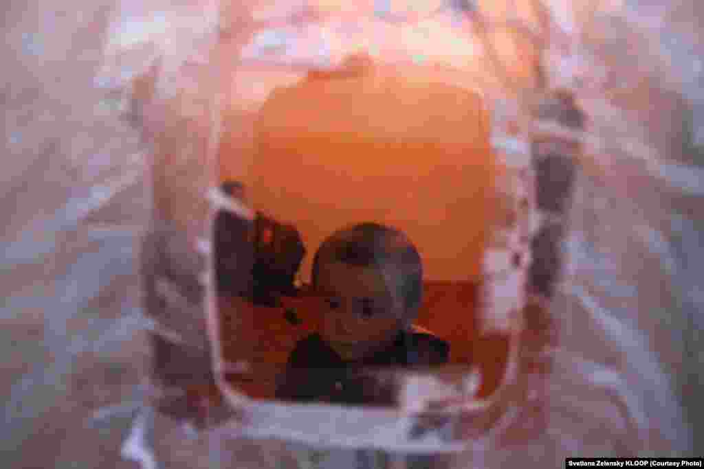 Курбанбек- самый младший житель села Зеравшан. В свои четыре года он несколько раз бывал в Бишкеке