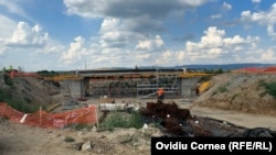 Între Aleșd și Vadu Crișului (în apropierea intrării în defileu) se lucrează la aliniamentul liniei ferate și la poduri, podețe și gări.