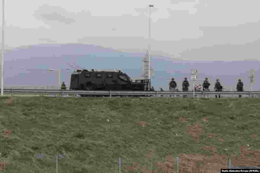 Револтирани граѓани ја блокираа Обиколницата кај Скопје во знак на протест откако петмина млади момчиња ноќеска биле убиени во близина на Смилковското Езеро.