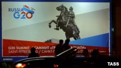 Бігборд з інформацією про саміт, встановлений на вулицях Санкт-Петербурга