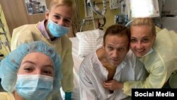 Алексей Навални със семейството си в германската клиника "Шарите". Това е първата снимка на опозиционния политик, която беше публикувана след отравянето му на 20 август.
