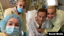 Алексей Навальный с семьей в клинике Берлина после отравления