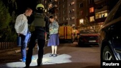 Începe o nouă zi la Zaporijia. Locuitori au fost scoși din apartamente de noi lovituri aeriene rusești, marți, 16 septembrie 2025.