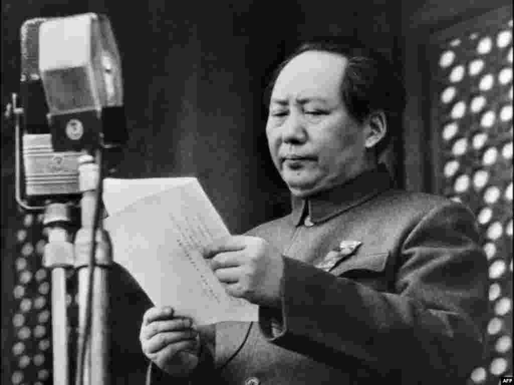 Мао Цеетунг прогласува создавање на Народна Република Кина 1 октомври 1949.