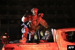 Szíriai lázadók ünnepelnek Homszban 2024. december 8-án