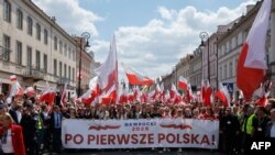 „În primul rând Polonia!”. Suporterii naționalistului Nawrocki demonstrând în campanie. Mulți dintre ei se opun continuării ajutorării Ucrainei, considerând că banii li se cuvin lor, nu străinilor.