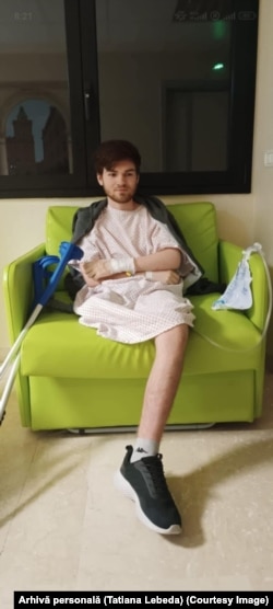 Vlad Lebeda după operația de amputare a piciorului.