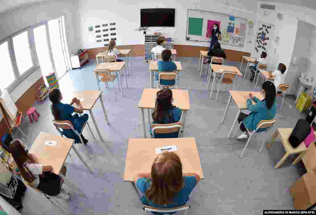 Učenici održavaju distancu u školi u Torinu 1. septembra. Pred zvanični početak nastave 14. septembra, škole u Italiji otvaraju se ranije kako bi se nadoknadila nastava za učenike zbog pandemije.