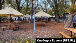 Популярните бирени градини в Прага не работят, но някои хора използват масите при по-хубаво време