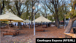 Üres prágai sörkert 2020. november 16-án.