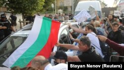 Протестиращи блъскаха полицейски коли и бусове