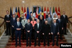 La summitul de la Londra au participar și reprezentanții UE (Ursula von der Leyen, Antonio Costa) și NATO (Mark Rutte), dar și câțiva oaspeți de mai departe: canadianul Justin Trudeau și ministrul de externe turc Hakan Fidan.