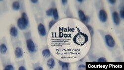Плакат за единаесетиот фестивал за креативен документарен филм „МакеДокс“