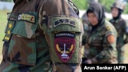 Një distinktiv ushtarak në uniformën e një gruaje kadete të ushtrisë afgane. 19 dhjetor 2018.