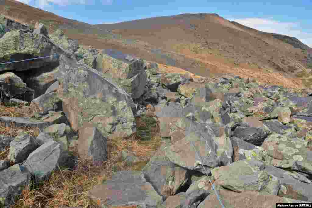 На этом фото видна древняя тропа среди камней. Её границы маркированы шпагатом.