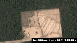 Сателитска снимка на „Планет Лабс“ од 13 август го покажува југоисточниот сектор на локацијата, област локално позната како Сигнално брдо.