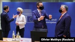 Francuski predsjednik Emmanuel Macron u razgovoru sa predsjednicom Evropske komisije Ursulom von der Leyen, te poljski i mađarski premijer Mateusz Morawiecki i Viktor Orban tokom okruglog stola u Briselu, 10. decembra 2020